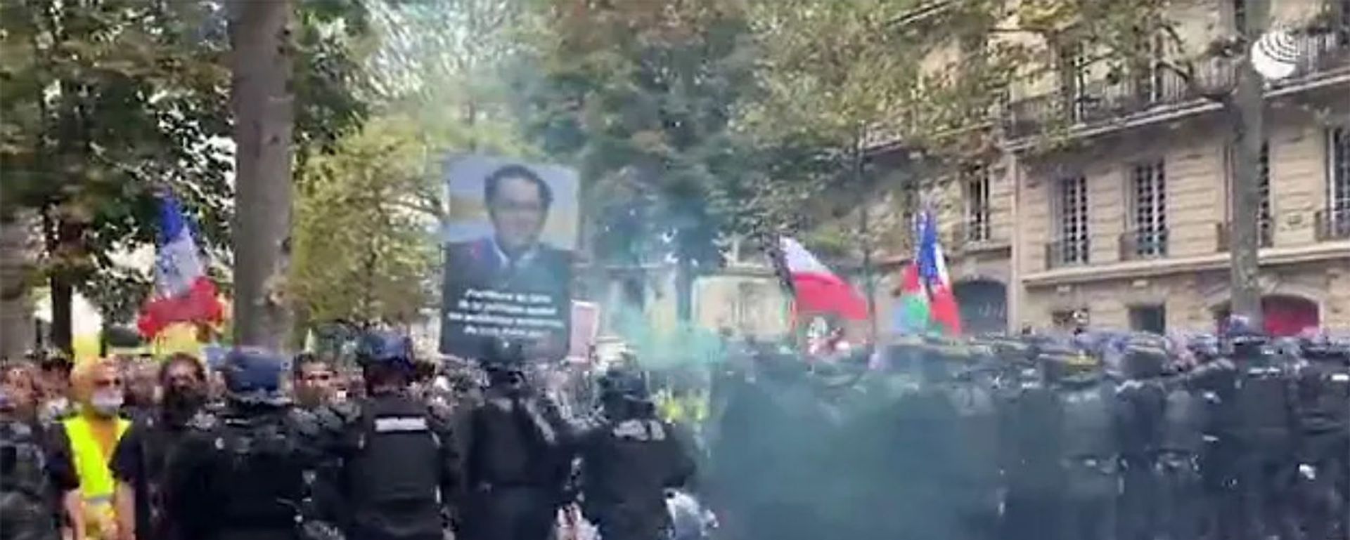 На акции против санитарных пропусков в Париже протестующие забросали полицейских петардами - Sputnik Армения, 1920, 11.09.2021