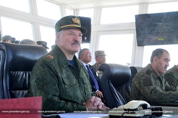 Президент Беларуси Александр Лукашенко принял участие в активной фазе белорусско-российского стратегического учения Запад-2021 (12 сентября 2021). Обуз-Лесновский полигон - Sputnik Армения