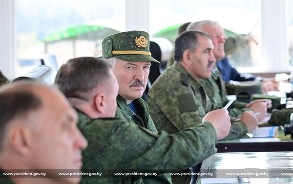 Президент Беларуси Александр Лукашенко принял участие в активной фазе белорусско-российского стратегического учения Запад-2021 (12 сентября 2021). Обуз-Лесновский полигон - Sputnik Армения