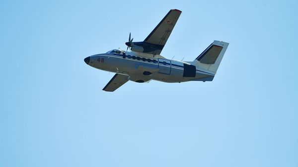 Двухмоторный самолёт для местных воздушных линий Л-410 во время воздушного парада - Sputnik Армения