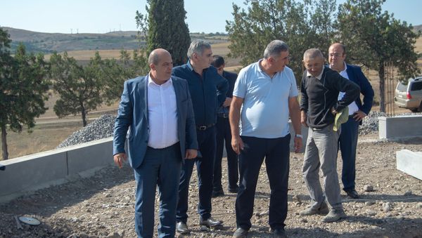 Губернатор Тавуша Айк Галумян во время очередного рабочего визита в Ноемберянской общине - Sputnik Արմենիա