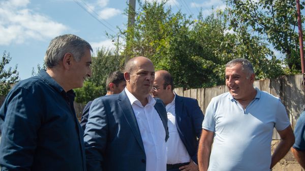 Губернатор Тавуша Айк Галумян во время очередного рабочего визита в Ноемберянской общине - Sputnik Армения