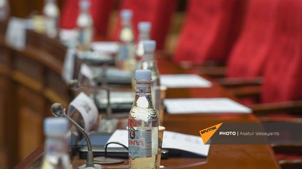 Пустые стулья перед заседанием Парламента (13 сентября 2021). Еревaн - Sputnik Армения