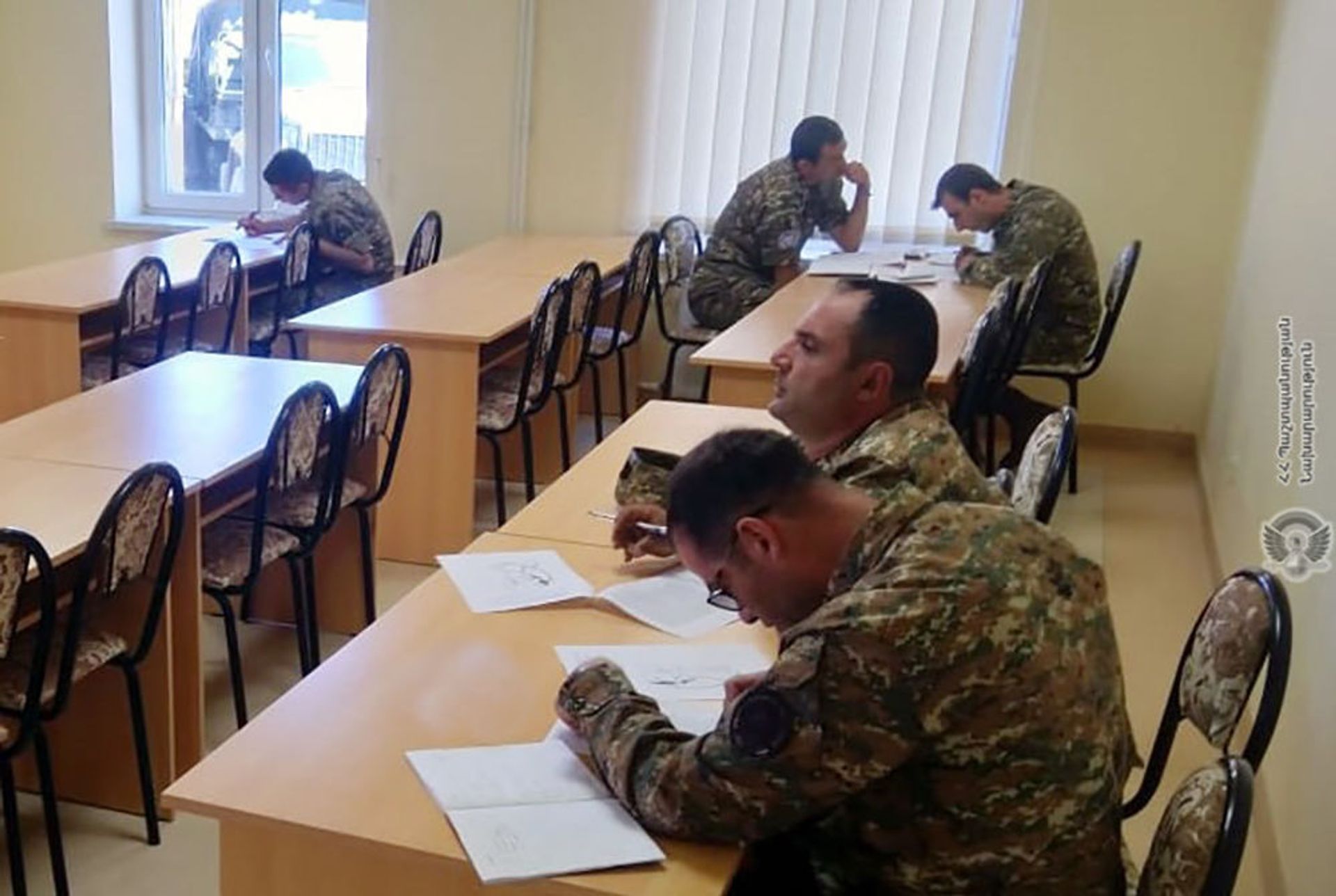 Военнослужащие миротворческой бригады Минобороны проходят курс Руководство младшими командирами, который проводит британская военно-консультативная группа подготовки в учебном центре ZAR - Sputnik Армения, 1920, 14.09.2021