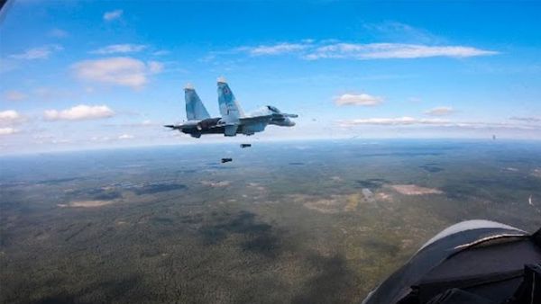 Экипажи ВКС России и бомбардировщиков ЗВО отработали бомбометание в рамках ССУ «Запад-2021» - Sputnik Армения