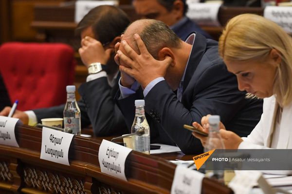 Депутат от фракции "Айастан" Гегам Назарян сидит, обхватив голову, во время заседания НС (13 сентября 2021). ЕревaнОппозиционная фракция "Айастан" предложила провести закрытую встречу с первыми лицами СНБ, Минобороны и прокуратуры,  однако встреча пока еще не состоялась. - Sputnik Армения