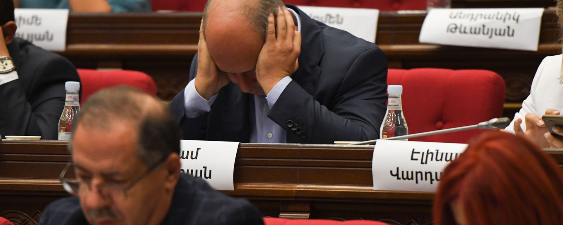 Депутат от оппозиционной фракции Айастан Гегам Назарян сидит, обхватив голову, во время заседания НС (13 сентября 2021). Еревaн - Sputnik Армения, 1920, 18.09.2021
