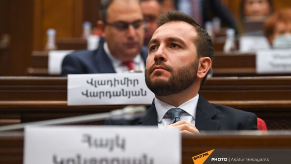 АЙк Конджорян во время заседания НС (13 сентября 2021). Еревaн - Sputnik Армения