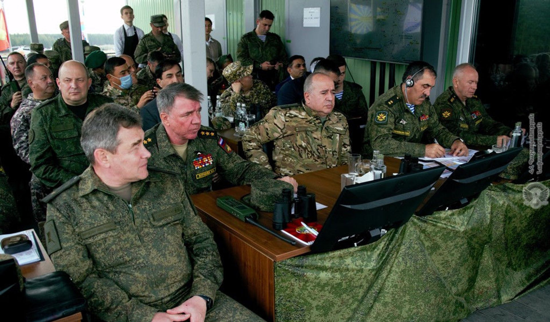 Министр обороны Армении Аршак Карапетян следит за операциями, сопровождавшимися огнем, во время основного этапа совместных стратегических учений «Запад-2021» - Sputnik Армения, 1920, 14.09.2021