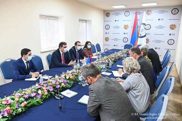 Защитник прав человека в Армении Арман Татоян принял делегацию, возглавляемую специальным представителем Евросоюза на Южном Кавказе и по вопросам кризиса в Грузии Тойво Клааром (14 сентября 2021). Еревaн - Sputnik Армения