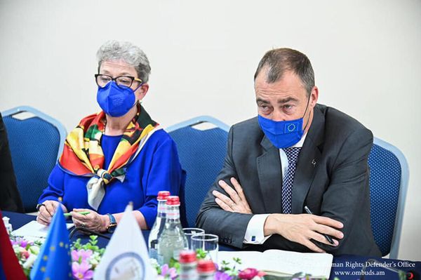 Защитник прав человека в Армении Арман Татоян принял делегацию, возглавляемую специальным представителем Евросоюза на Южном Кавказе и по вопросам кризиса в Грузии Тойво Клааром (14 сентября 2021). Еревaн - Sputnik Армения