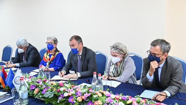Защитник прав человека в Армении Арман Татоян принял делегацию, возглавляемую специальным представителем Евросоюза на Южном Кавказе и по вопросам кризиса в Грузии Тойво Клааром (14 сентября 2021). Еревaн - Sputnik Армения