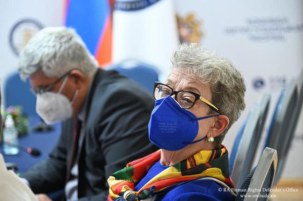Защитник прав человека в Армении Арман Татоян принял делегацию, возглавляемую специальным представителем Евросоюза на Южном Кавказе и по вопросам кризиса в Грузии Тойво Клааром (14 сентября 2021). Еревaн - Sputnik Армения