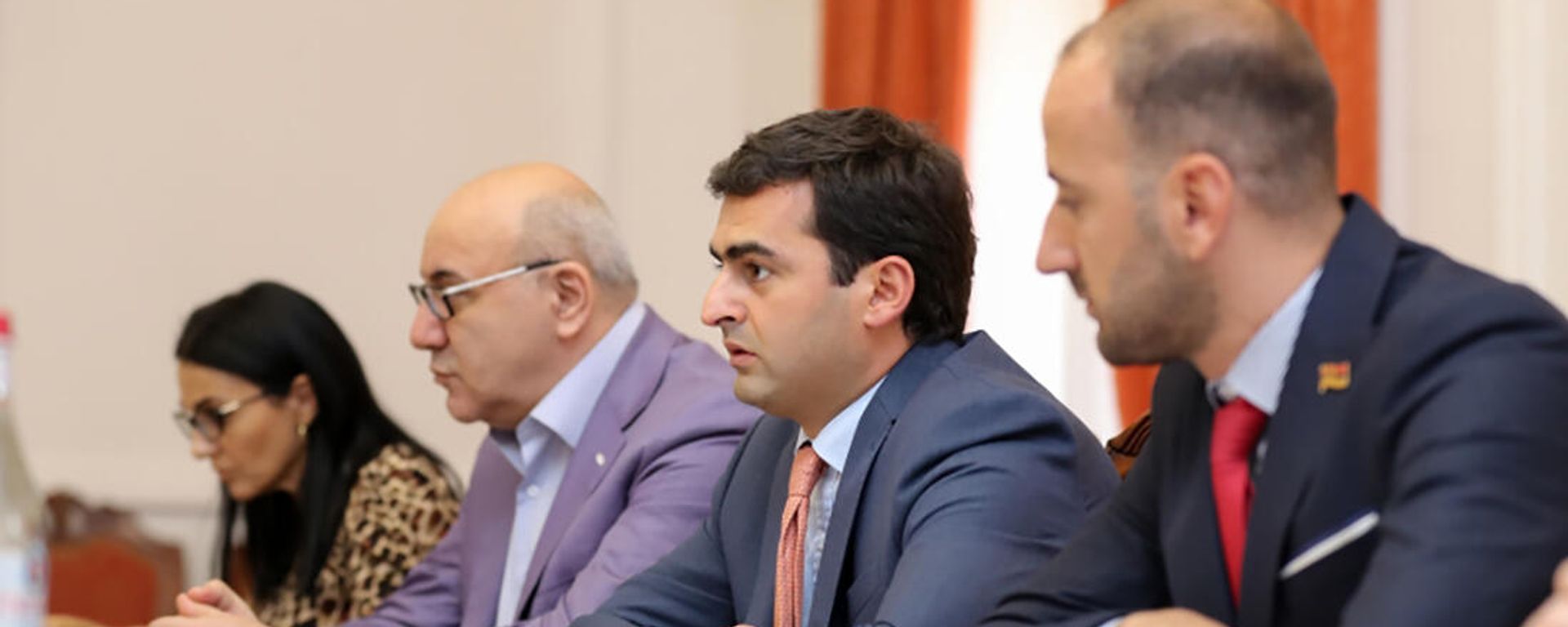 Зампредседателя НС Акоб Аршакян принял специального представителя Президента РФ по международному культурному сотрудничеству и экс-министра культуры РФ Михаила Швыдкого (15 сентября 2021). Еревaн - Sputnik Армения, 1920, 15.09.2021