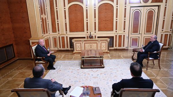 Президент Армен Саркисян принял специального представителя Президента РФ по международному культурному сотрудничеству и экс-министра культуры РФ Михаила Швыдкого (15 сентября 2021). Еревaн - Sputnik Армения