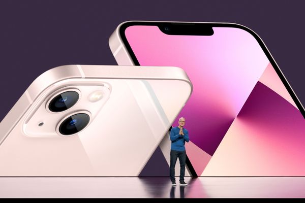 Генеральный директор Apple Тим Кук на презентации iPhone 13 Apple  - Sputnik Армения
