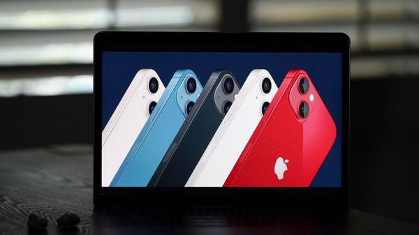 Новые смартфоны iPhone 13 на экране ноутбука - Sputnik Армения