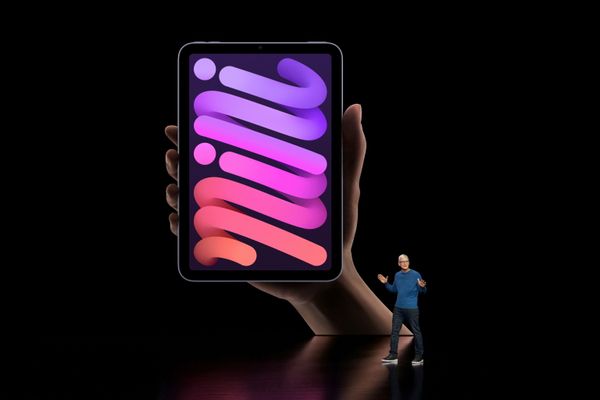 Генеральный директор Apple Тим Кук представляет новый iPad mini во время специального мероприятия в Apple Park в Купертино, Калифорния - Sputnik Армения
