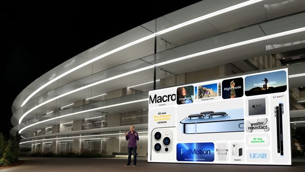 Старший вице-президент Apple по маркетингу Грег Джосвиак демонстрирует расширенные функции новых iPhone 13 Pro и iPhone 13 Pro Max во время специального мероприятия в Apple Park в Купертино, штат Калифорния - Sputnik Армения