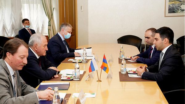 Председатель КГД Рустам Бадасян встретился с руководителем Федеральной таможенной службы РФ Владимиром Булавиным (15 сентября 2021). Еревaн - Sputnik Армения