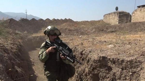 Российские миротворцы провели плановую комплексную тренировку по обороне на 27-ми наблюдательных постах (16 сентября 2021). Карабах
 - Sputnik Армения
