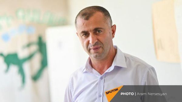 «Գնում ենք մարզպետարան, որ մեր խնդիրներին լուծում տան». Ավետյանը դուրս է եկել ոստիկանությունից - Sputnik Արմենիա