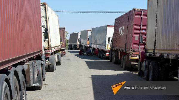 Иранские фуры на автотрассе рядом с общиной Давид Бек в Сюнике - Sputnik Արմենիա