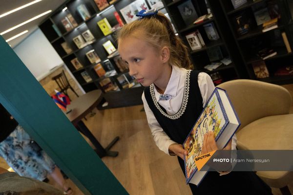 Девочка со сказками в "Доме Русской книги" в день его открытия (17 сентября 2021). ЕревaнВ пятницу в центре столицы открылся "Дом Русской книги" - пространство, сочетающее в себе книжный магазин с широким ассортиментом изданий на русском языке - Sputnik Армения