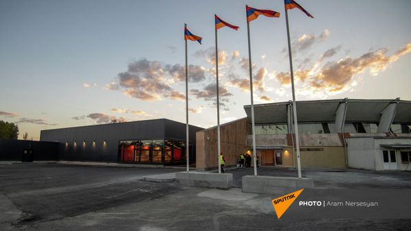 Новый и старый терминалы аэропорта Ширак в день первого рейса после открытия (16 сентября 2021). Гюмри - Sputnik Армения