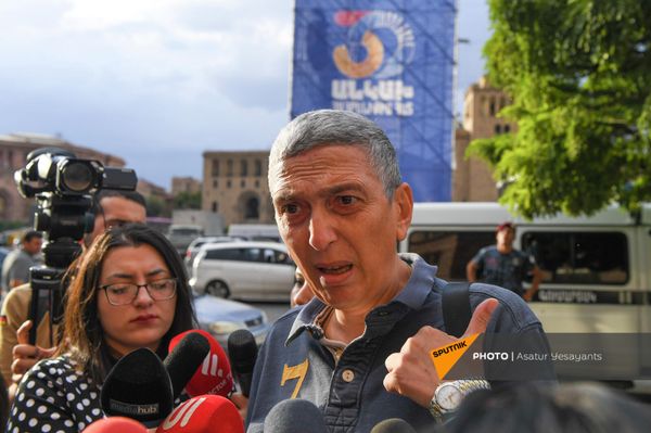 Продюсер, сценарист Армен Григорян на акции протеста родственников погибших военнослужащих против проведения праздничных мероприятий на 21 сентября  (17 сентября 2021). Еревaн - Sputnik Армения