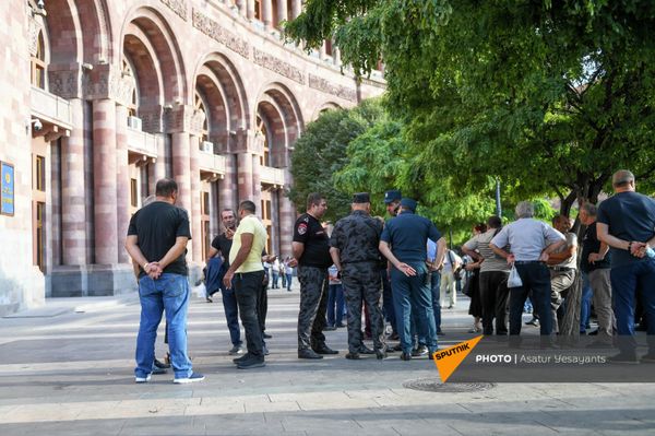 Акция протеста родственников погибших военнослужащих против проведения праздничных мероприятий на 21 сентября  (17 сентября 2021). Еревaн - Sputnik Армения