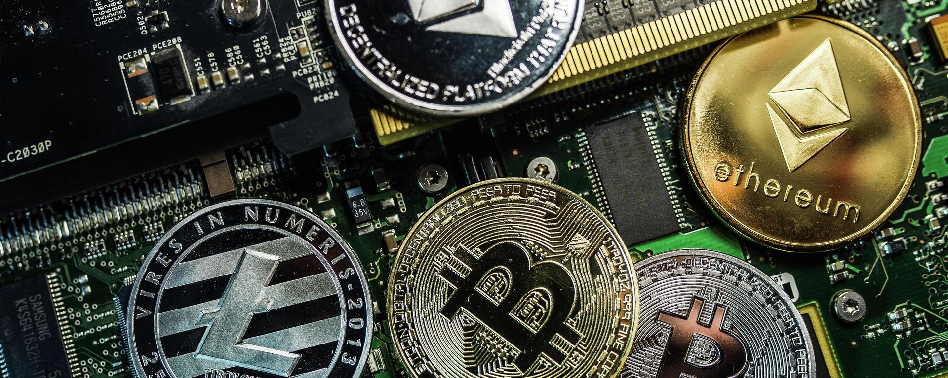 Сувенирные монеты с логотипами криптовалют Bitcoin, Litecoin и Ethereum. - Sputnik Армения, 1920, 29.04.2022