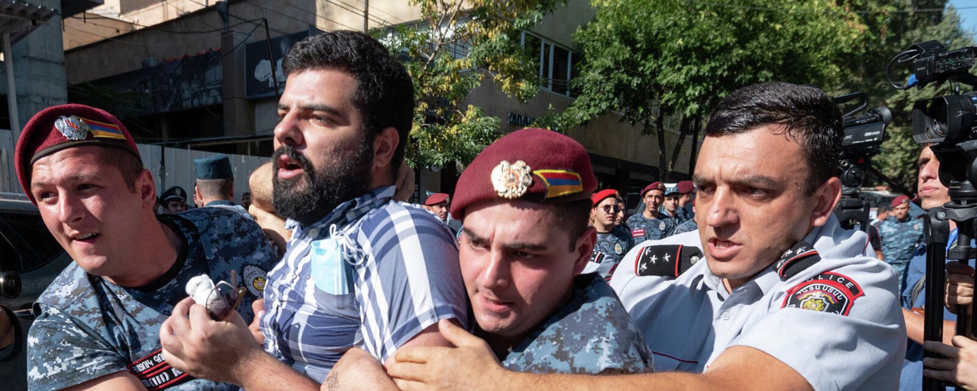 Полиция задерживает противников праздничный мероприятий ко Дню независимости Армении (18 сентября 2021). Еревaн - Sputnik Армения, 1920, 18.09.2021