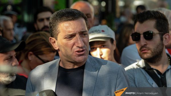 Бывший депутат НС Геворг Петросян отвечает на вопросы журналистов после того, как полиция задержала противников проведения праздничных мероприятий ко Дню Независимости Армении (18 сентября 2021). Еревaн - Sputnik Армения