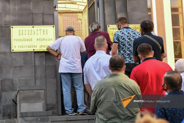 Выборы в Государственную Думу России на территории посольства РФ в Армении (19 сентября 2021). ЕревaнОсновной день масштабного голосования на выборах в Госдуму РФ в Армении проходит на шести избирательных участках. - Sputnik Армения