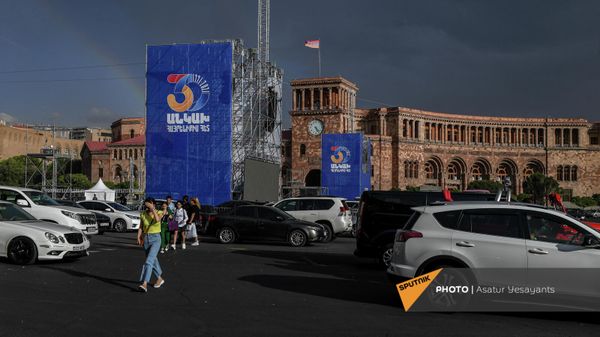 Площадь Республики перед акцией протеста родственников погибших военнослужащих против проведения праздничных мероприятий на 21 сентября (17 сентября 2021). Еревaн - Sputnik Армения