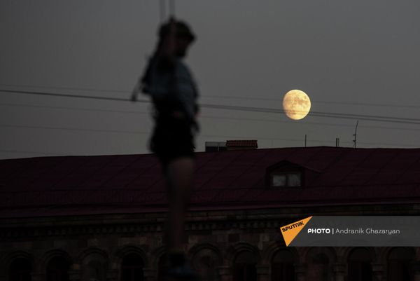 Воздушные акробаты на репетиции празднования Дня Независимости на площади Республики. - Sputnik Армения