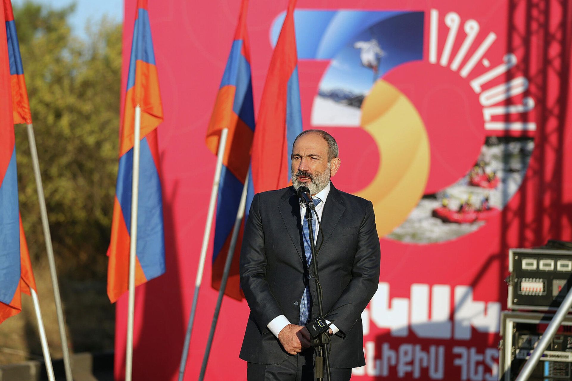 Премьер-министр Никол Пашинян принял участие в церемонии награждения победителей любительского турнира по шоссейному велоспорту Кубок премьер-министра РА на полуострове озера Севан (19 сентября 2021). - Sputnik Армения, 1920, 20.09.2021