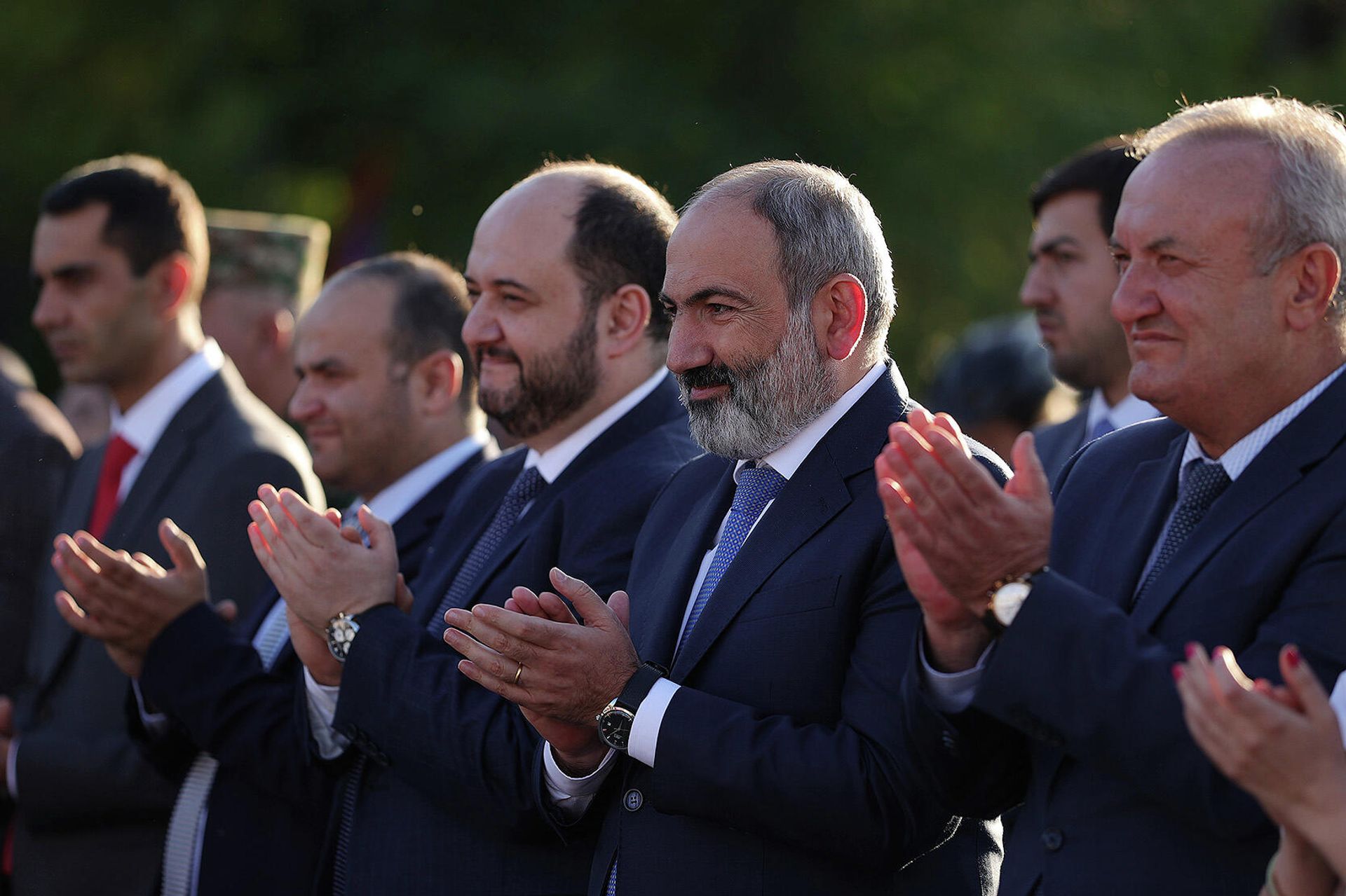 Премьер-министр Никол Пашинян принял участие в церемонии награждения победителей любительского турнира по шоссейному велоспорту Кубок премьер-министра РА на полуострове озера Севан (19 сентября 2021). - Sputnik Армения, 1920, 20.09.2021