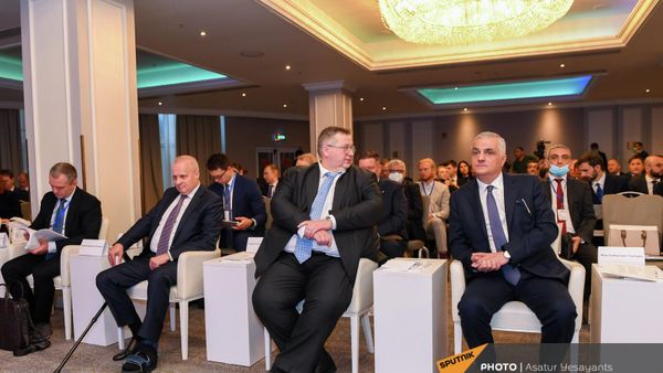 Сергей Копыркин, Алексей Оверчук и Мгер Григорян на бизнес-форуме Armenian Business Forum (ABF) 2021 ассоциации армянских предпринимателей (20 сентября 2021). Ереван - Sputnik Армения