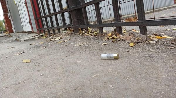 Гильза у ворот Пермского государственного университета после инцидента со стрельбой (20 сентября 2021). Пермь - Sputnik Армения
