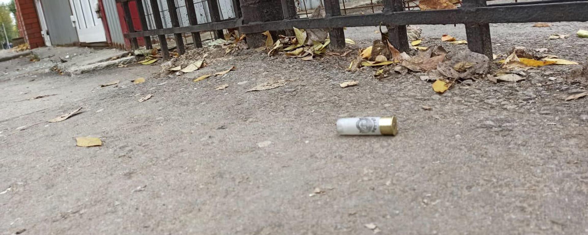 Гильза у ворот Пермского государственного университета после инцидента со стрельбой (20 сентября 2021). Пермь - Sputnik Армения, 1920, 20.09.2021