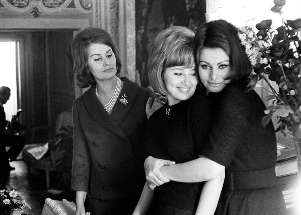 Младшая сестра Софи Лорен Анна Мария в 1962 году вышла замуж за сына Бенито Муссолини Романо и родила двух дочерей. Правда, их брак закончился разводом. Интересно, что одна из дочерей Анны Марии Алессандра Муссолини состоялась в качестве политика – она была избрана депутатом Европарламента. - Sputnik Армения