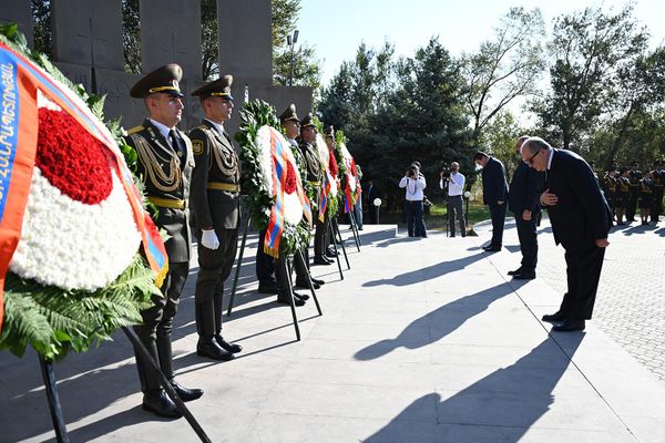 Президент Армен Саркисян посетил военный пантеон Ераблур по случаю праздника Независимости Армении (21 сентября 2021). Еревaн Президент Армен Саркисян посетил военный пантеон Ераблур по случаю праздника Независимости Армении (21 сентября 2021). Еревaн - Sputnik Армения
