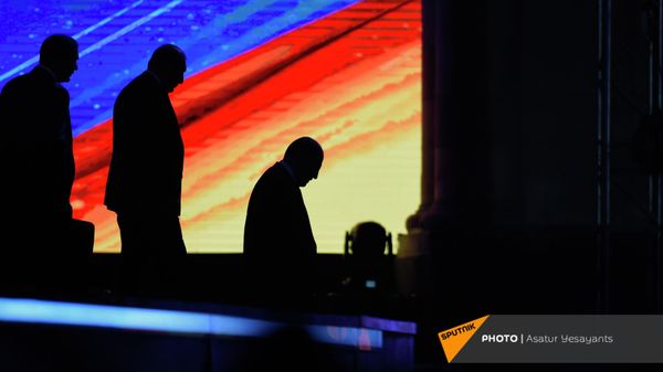 Премьер-министр Никол Пашинян после приветственной речи перед праздничным концертом (21 сентября 2021). Ереван - Sputnik Армения