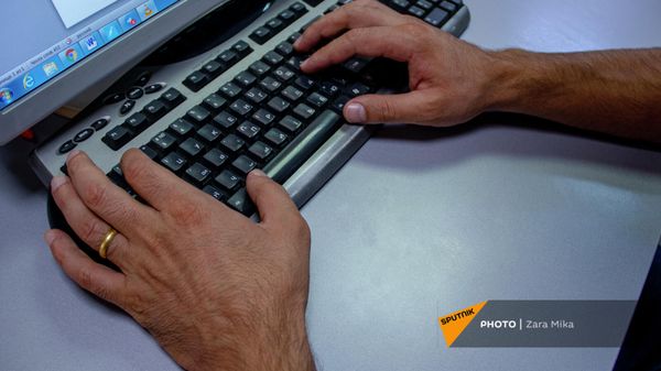 Համակարգչով աշխատող տղամարդ - Sputnik Արմենիա