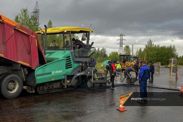 Армянская бригада асфальтоукладчиков в городе Полярные Зори Армянская бригада асфальтоукладчиков в городе Полярные Зори - Sputnik Армения