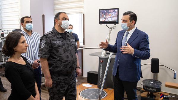 Начальник Полиции Армении Ваге Казарян посетил Реабилитационный центр Защитника Отечества (22 сентября 2021). Еревaн - Sputnik Армения