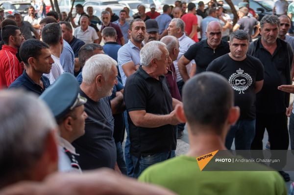 Крестьяне Армавирской области протестуют у Дома правительства и требуют встречи с премьер-министром (23 сентября 2021). Еревaн - Sputnik Армения