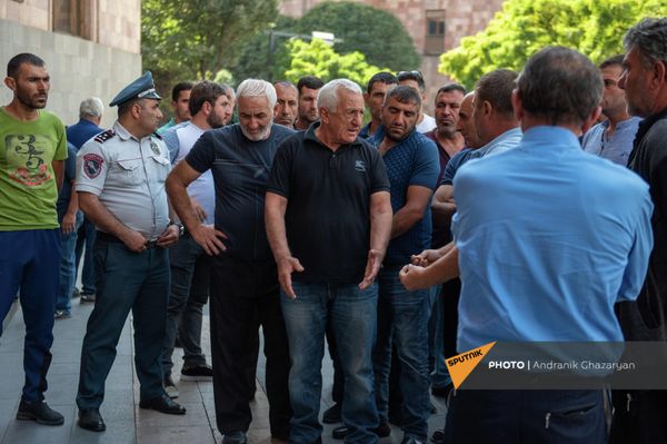 Крестьяне Армавирской области протестуют у Дома правительства и требуют встречи с премьер-министром (23 сентября 2021). Еревaн - Sputnik Армения